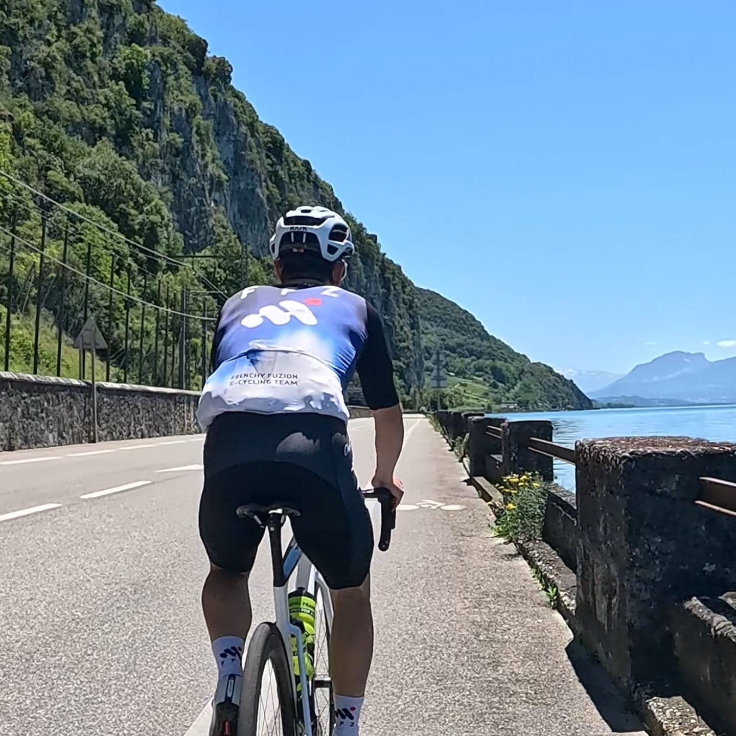 Cycliste Flash Cycling Training au bord du lac du Bourget